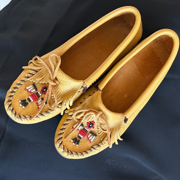 Minnetonka Shoes - Minnetonka Moccasins with Beaded Design Leather Hippie Bohemian Earthy 80’s